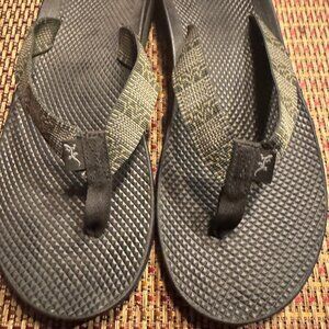 Chaco Flip Flops - barely worn. Men's 9
